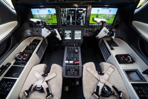 Embraer Phenom 30 pilot control station