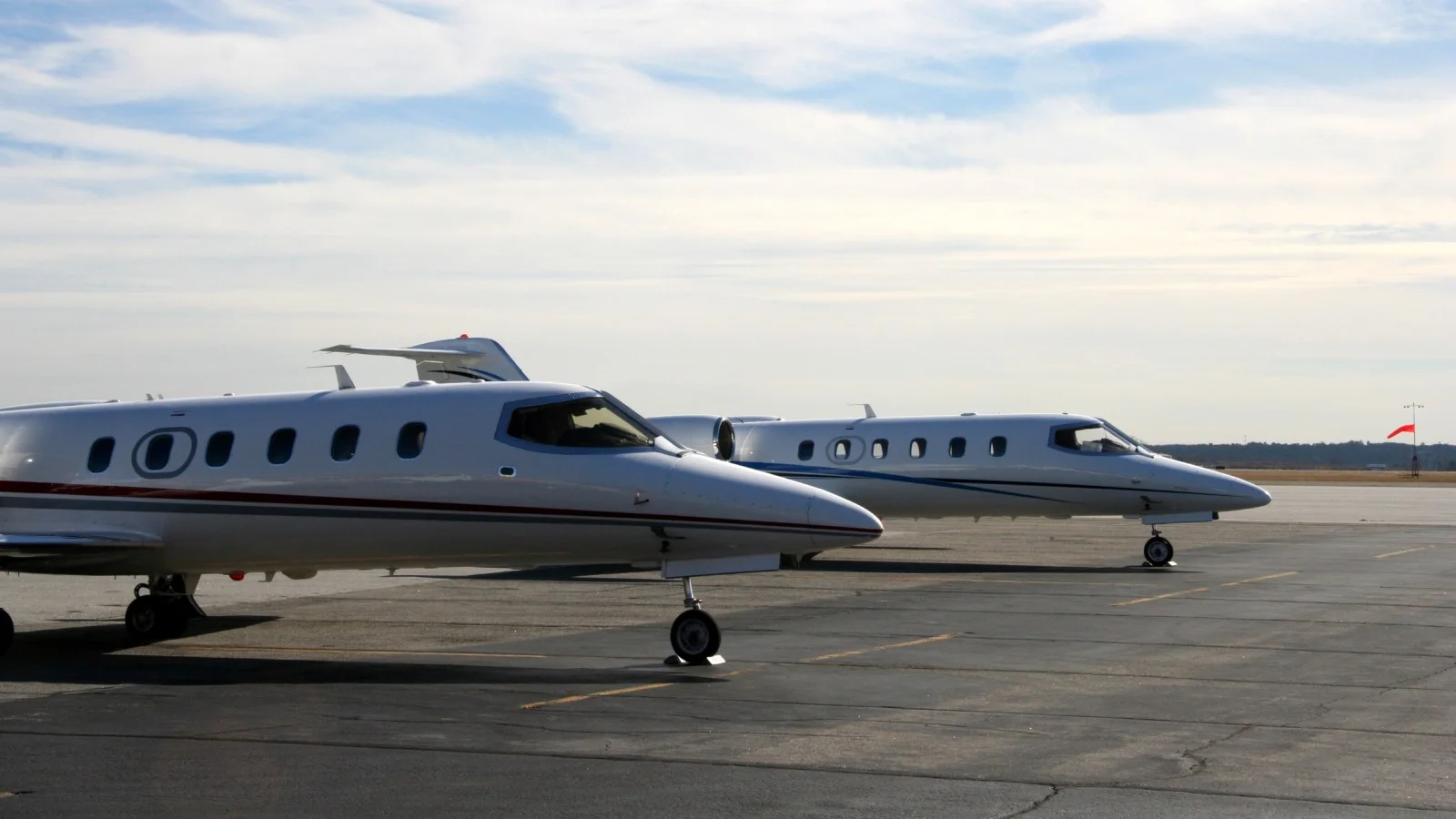 bombardier-learjet-31-packed-on-the-tarmac