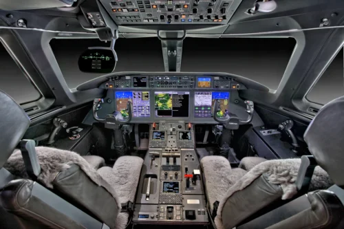 G280 cockpit showing the flightdeck