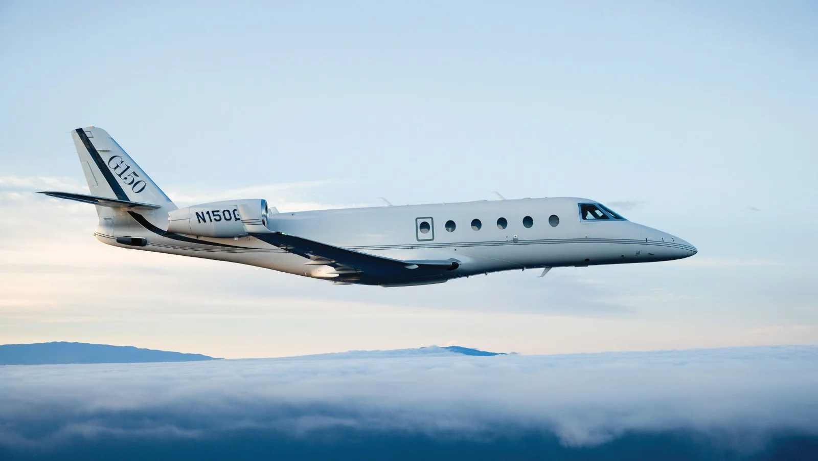 gulfstream-g150-flying-in-the-skies
