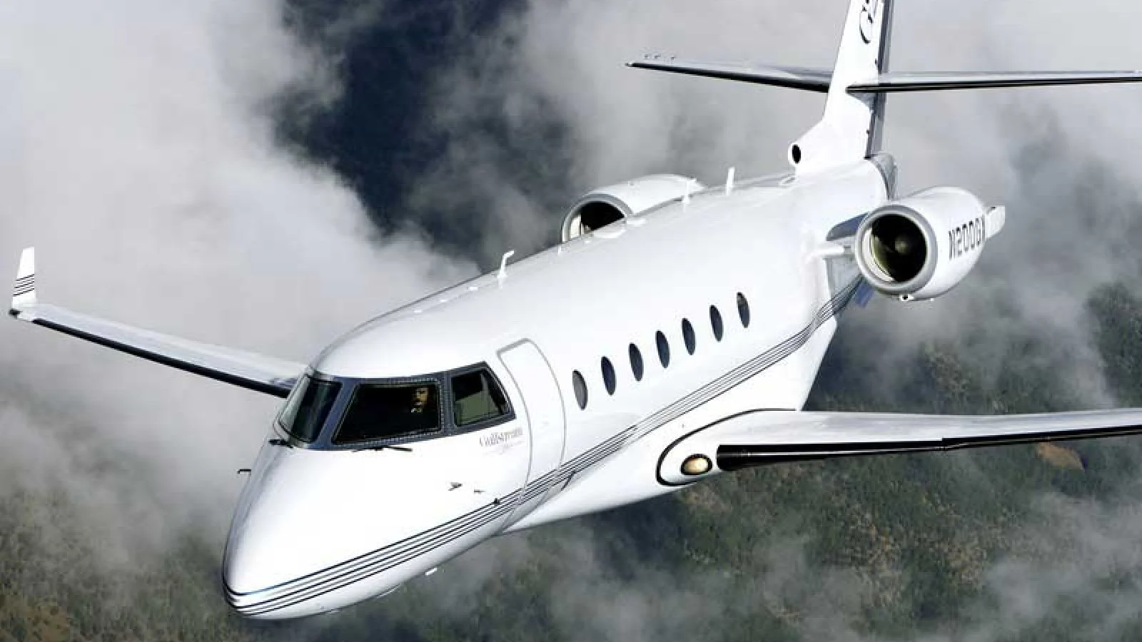 gulfstream-g200-flying-in-the-skies